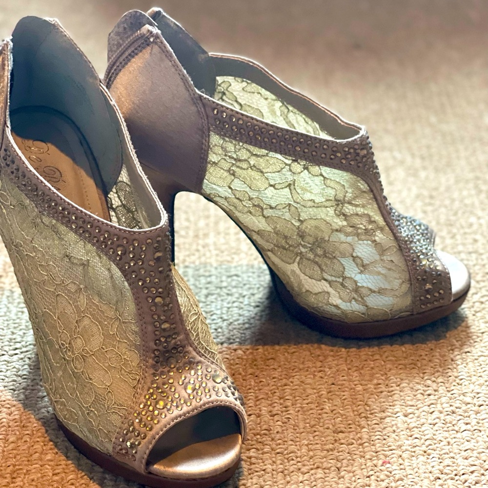 Pump heels with net and some stones